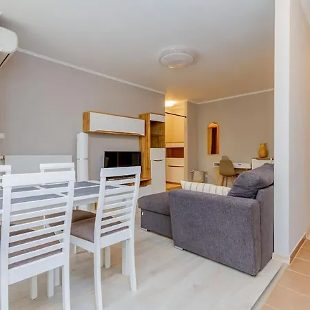 Apartment 2br Corvin Terrace W Ac By Nw Budapest