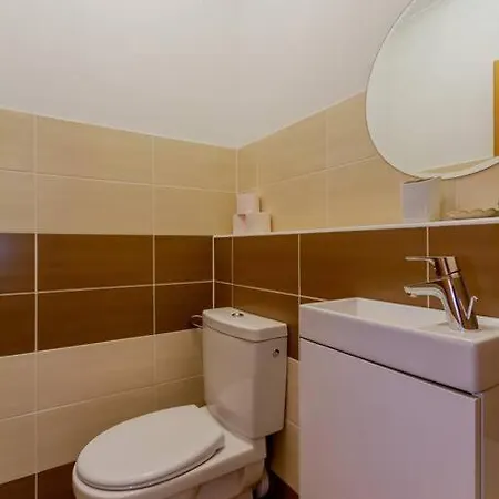 2br Corvin Terrace W Ac By Nw Apartment